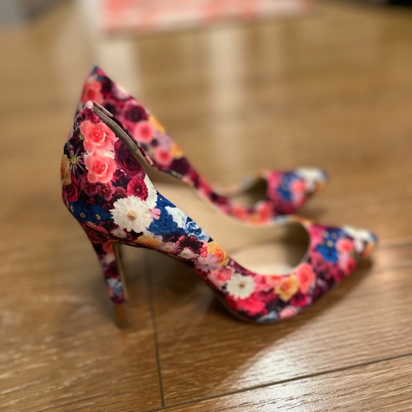 GUESS Flower Heels - Picture 2 of 3
